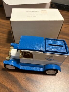 Vintage Ford Model T 1913 Blue & White Vintage-Style Toy Bank Car 1/500 limited
